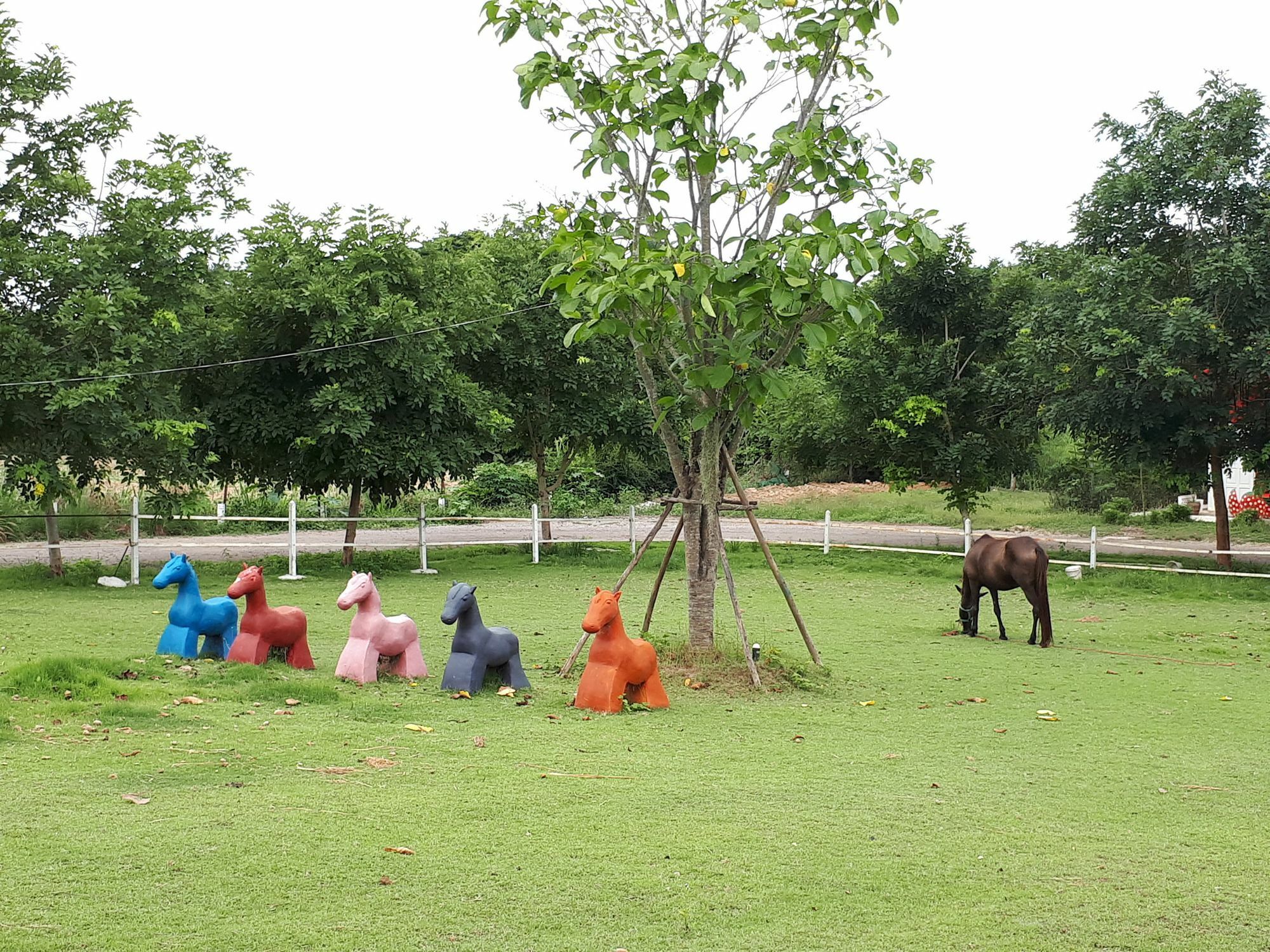 Rai Phuruk Resort Suan Phueng Exterior foto